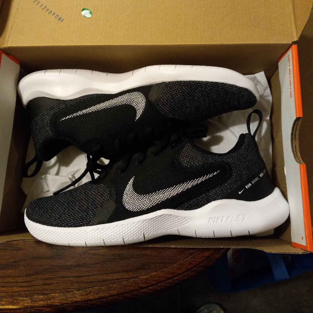 Womens NIKE Flex Experience RN10 White BlackGrey -US 7 UK 4.5 BR 36 CM 24 EUR 38